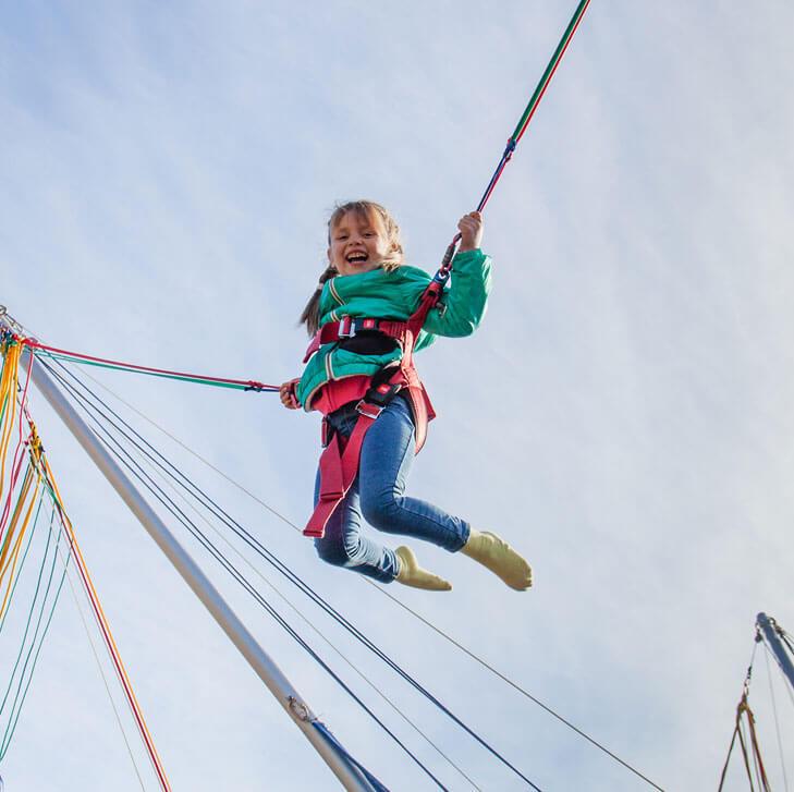 Spaß auf dem Bungee-Trampolin