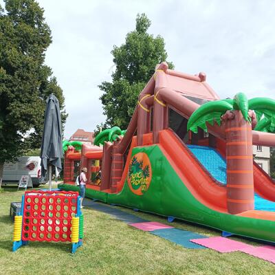 Kleine Spielstraße mit XXL Hindernisparcour Dschungel