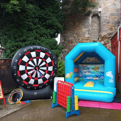 Kleine Spielstraße mit Mega 4 gewinnt, Hulla Hupp Reifen, Riesendart, Kletterpfad Mega und Hüpfburg "Seaworld" bei einem Mitarbeiterfest